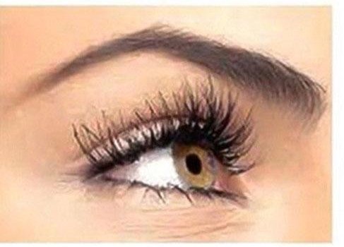 The same eye wearing the magnetic lashes